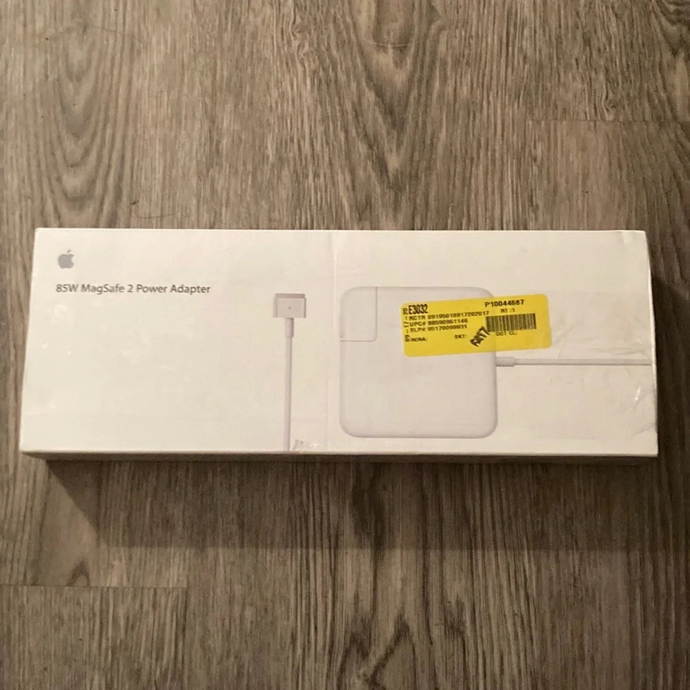Apple 🍎 85W MagSafe 2 Power Adapter.